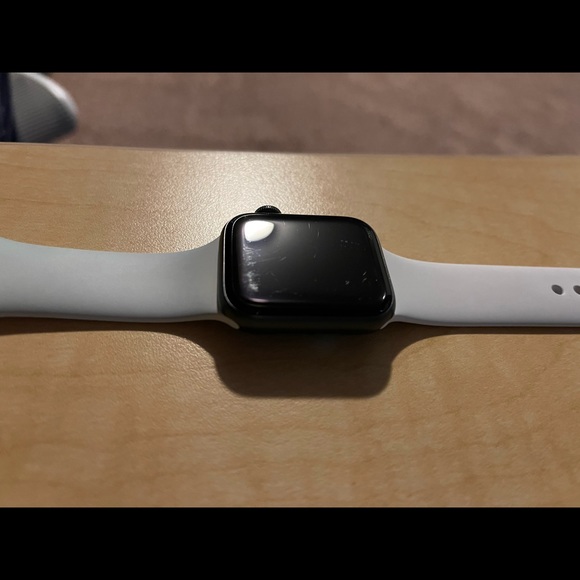 SOLD Apple watch series 5 aluminium black GPS - Picture 6 of 9